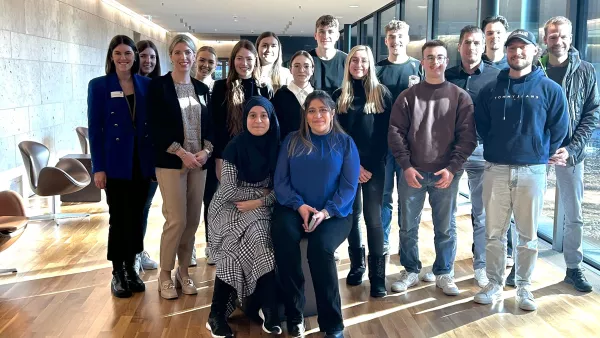 Gruppe Studierender des Studiengangs Betriebswirtschaftslehre und Management bei CHG-Meridian in Weingarten