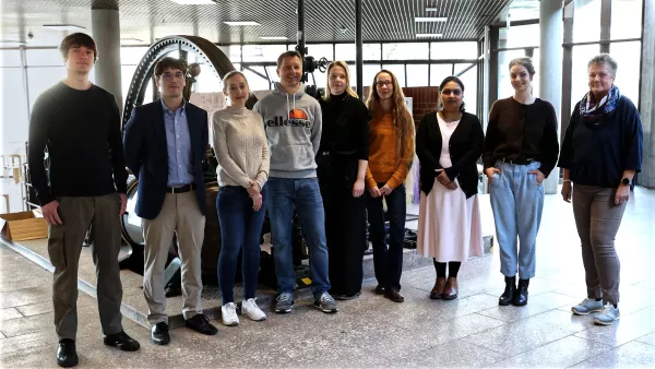 Gruppenfoto von 9 Personen im Foyer des RWU Hauptgebäudes 