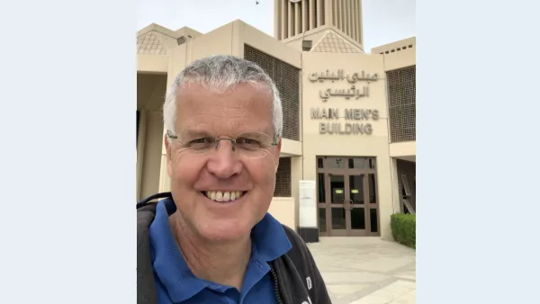 Prof. Wendorff vor der Qatar University