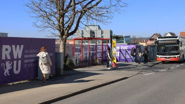 Fahrgäste steigen aus dem Bus aus.