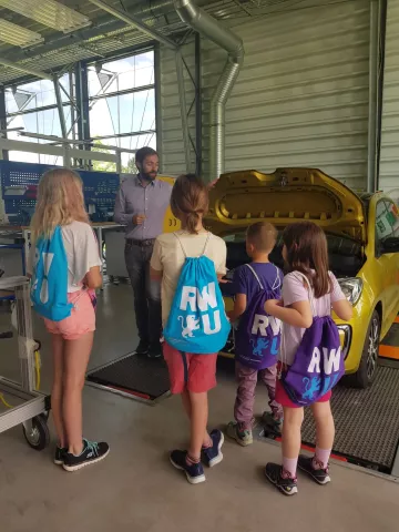 Kindergruppe im E-Mobility Labor am Hochschulkindervormittag