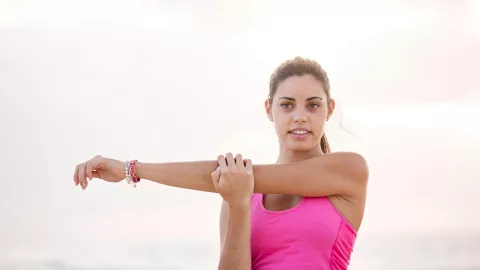 Junge Frau macht Gymnastik