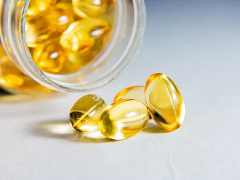 Gelbe Kapseln symbolisieren Vitamin D als Nahrungsergänzungsmittel